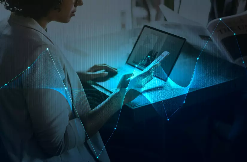Mulher mexendo em computador, com efeitos gráficos azuis.