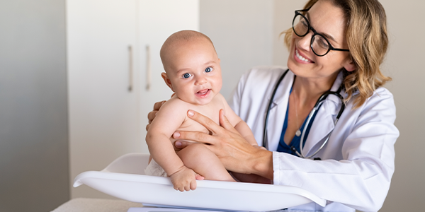 Médica realiza consulta de pediatria em bebê