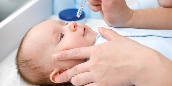 Pediatra pinga medicamento em bebê