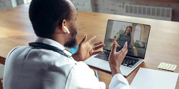 Médico atendendo paciente por telemedicina