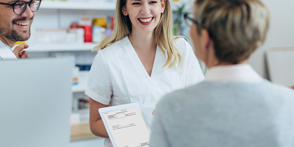 Paciente mostrando receita médica digital em farmácia