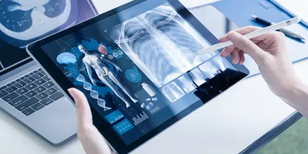 Médico avaliando resultado de exames pelo tablet com acesso ao prontuário eletrônico