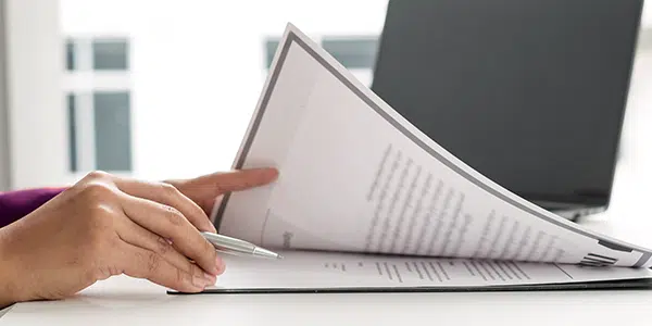 Profissional de saúde com fichas para montar uma equipe médica.