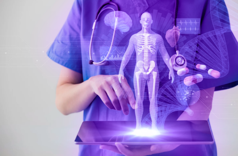 Profissional de saude interage com holograma de corpo humano e orgaos sobre tablet, ilustrando realidade mista na medicina