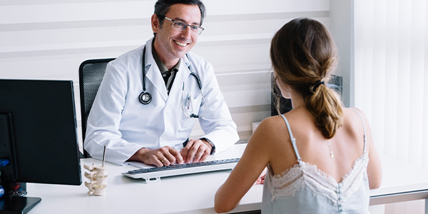 médico conversa com paciente