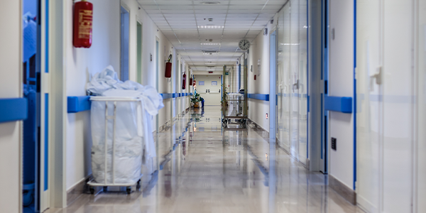 Corredor de hospital.