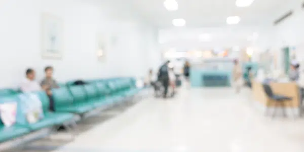 Sala de espera de clínica de medicina integrativa.