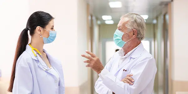 Dois profissionais de saúde de áreas distintas conversando sobre a medicina integrativa.