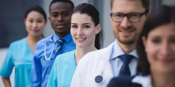 Médicos de diferentes especialidades que atuam no mesmo coworking médico.