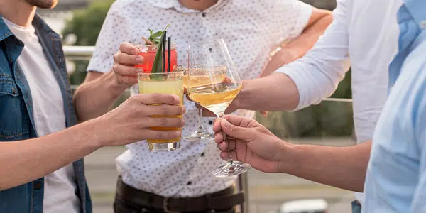 Equipe médica comemorando em festa de final de ano.