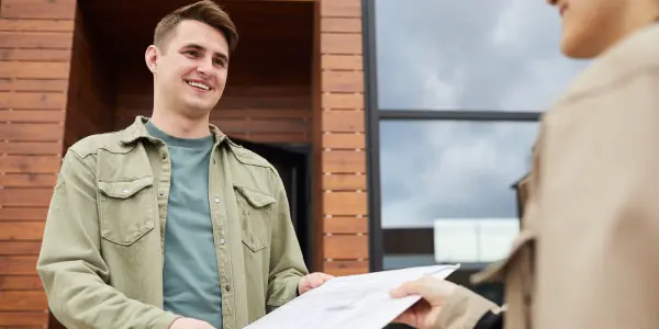 Jovem entregando flyer de campanha na rua