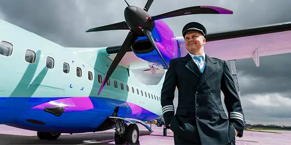 Piloto de avião em frente a aeronave