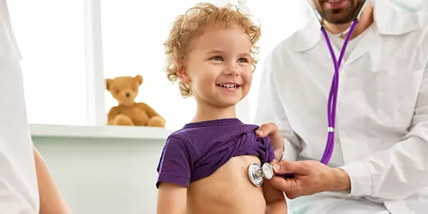 Menino é examinado com estetoscópio