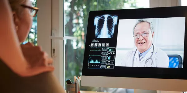 médico em atendimento via telemedicina