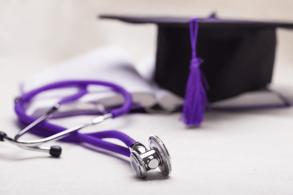 Capelo e estetoscópio em mesa representando como montar um consultório médico
