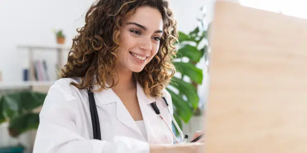 médica mexendo no computador