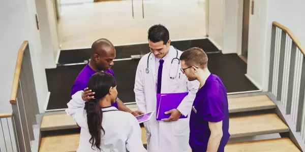médicos conversam em corredor de hospital