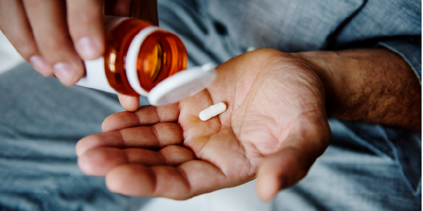 mão segura um comprimido