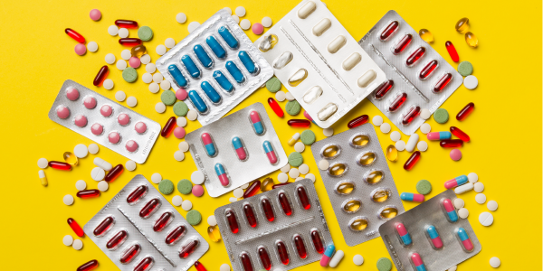 diversos remédios espalhados