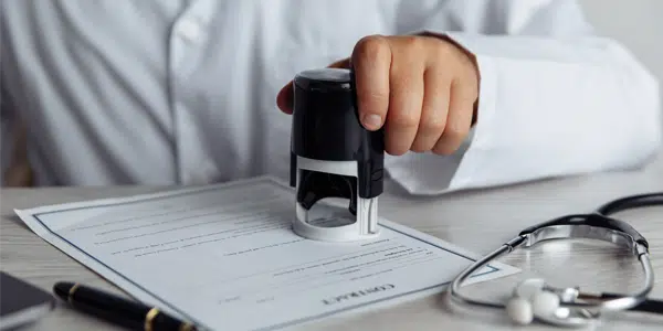Médico carimbando uma receita
