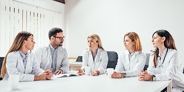 medicos-conversando-ao-redor-de-uma-mesa