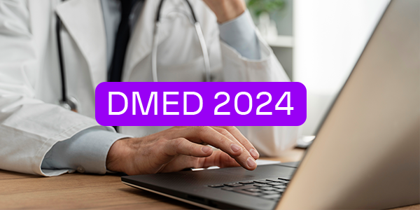 Médico no computador preenchendo a DMED 2024