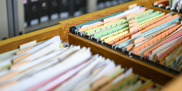 gaveta organizadora de arquivo com diversas pastas coloridas
