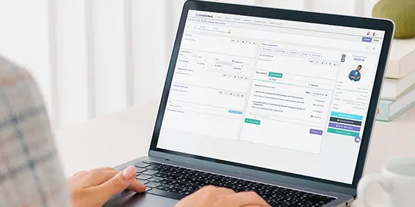 Tela de notebook aberta no sistema de prontuário eletrônico Amplimed