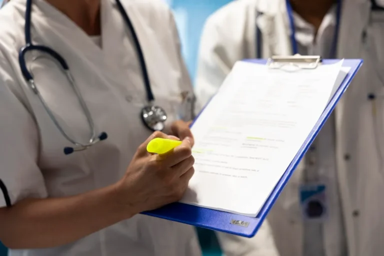 Ficha de avaliação ortopédica na prancheta azul