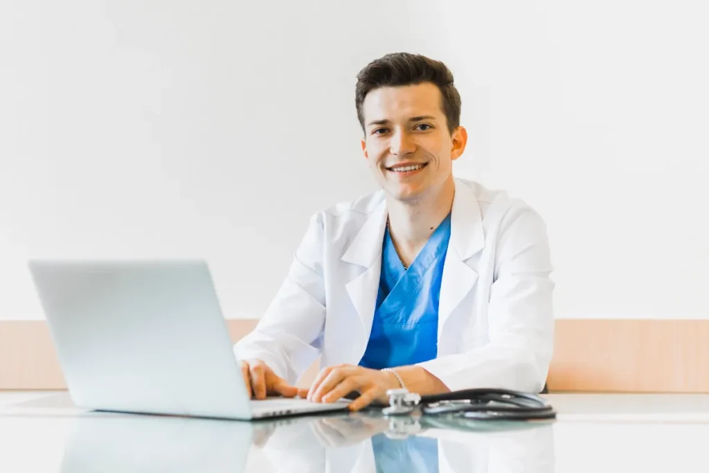 Médico com notebook, ilustrando o que é Amplimed