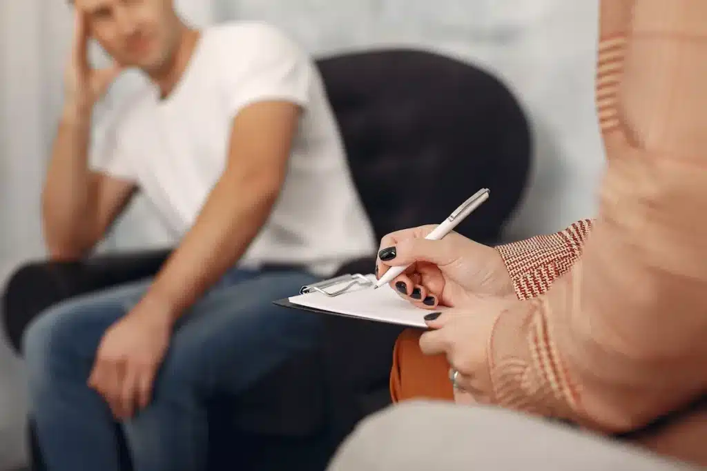 Terapeuta em atendimento clínico em conteúdo que responde se psicólogo emite nota fiscal