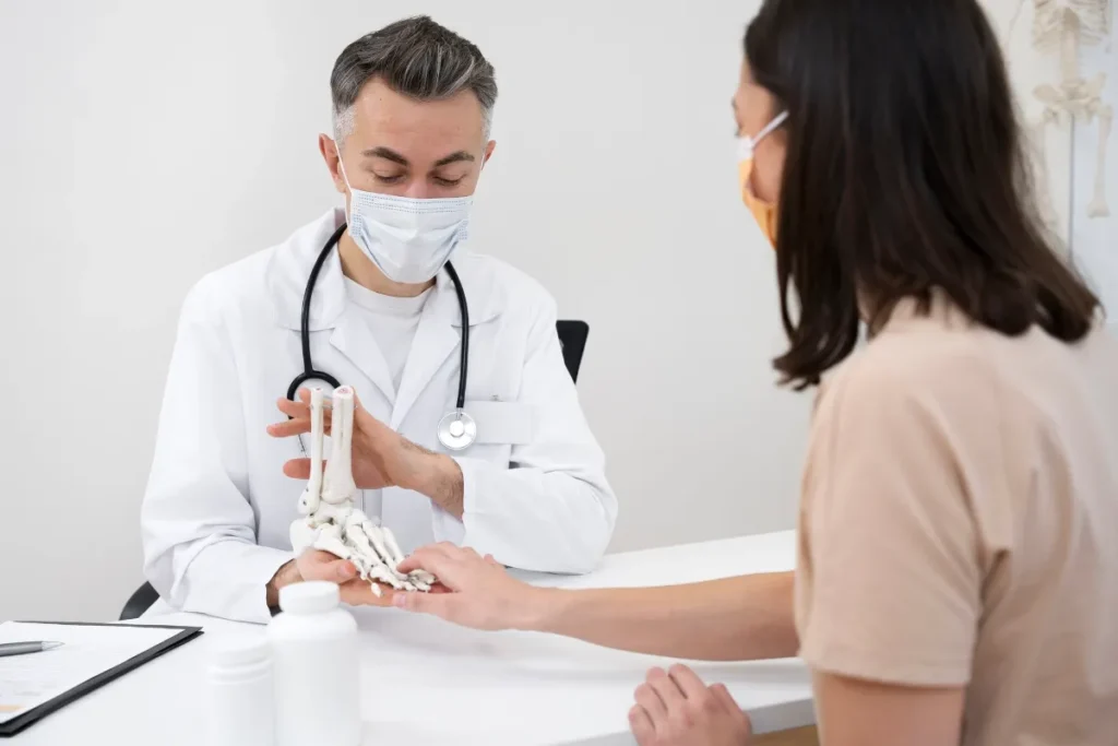 Médico com modelo de esqueleto de pé na rotina clínica na ortopedia