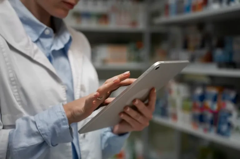 Farmacêutica usa tablet para validar prescrição digital