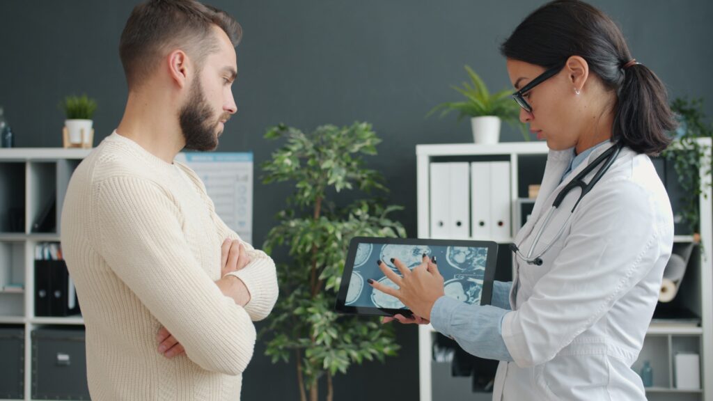 Médico utilizando prontuário eletrônico durante atendimento em clínica