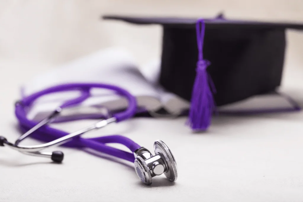 Capelo e estetoscópio em mesa representando como montar um consultório médico