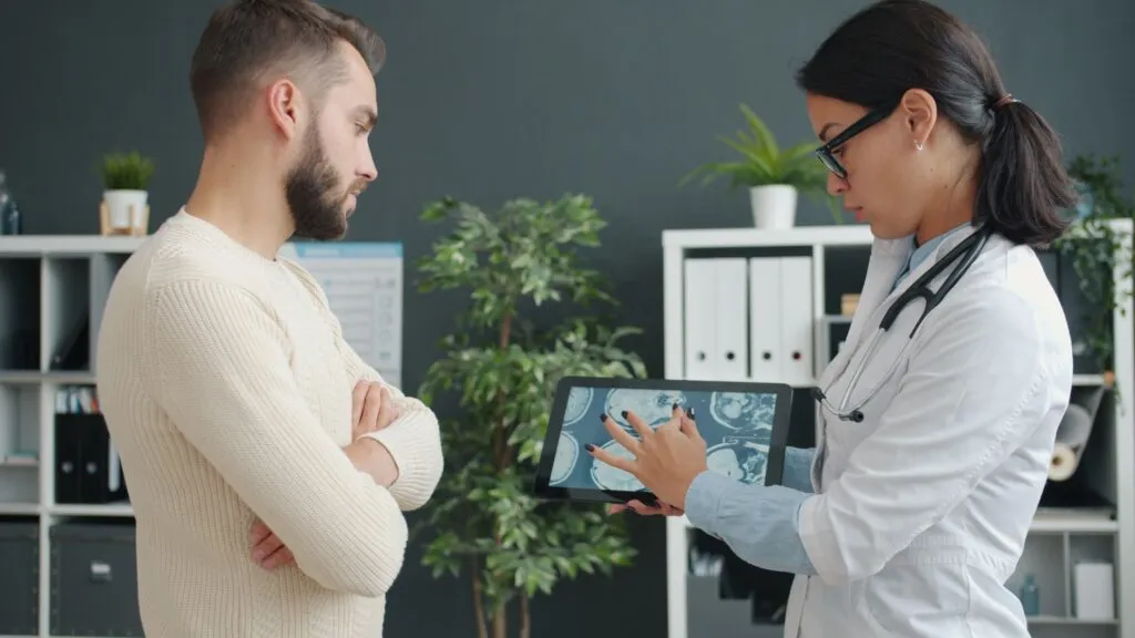 Médico utilizando prontuário eletrônico durante atendimento em clínica